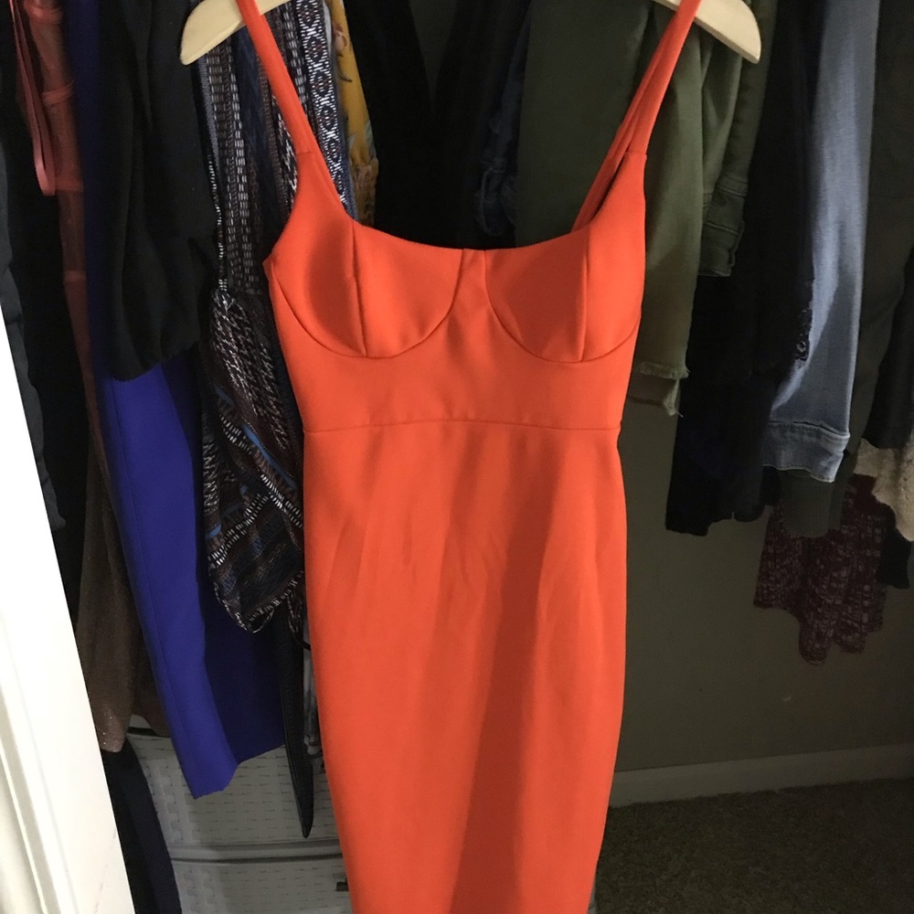 Midi orange form fitting dress.